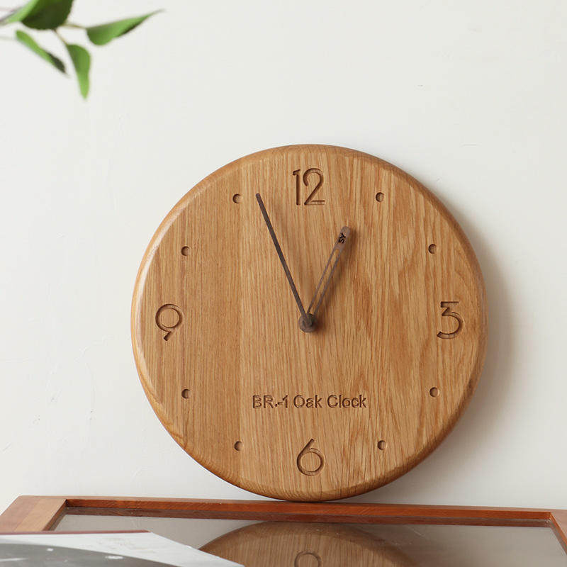 北欧实木挂钟创意客厅简约时尚橡木胡桃木静音石英钟网红时钟挂墙