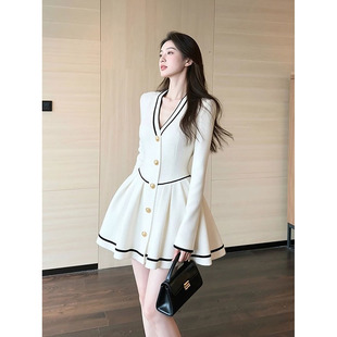 连衣裙 针织开衫 2026春夏新款 收腰显瘦花苞短裙子复古绿色V领长袖