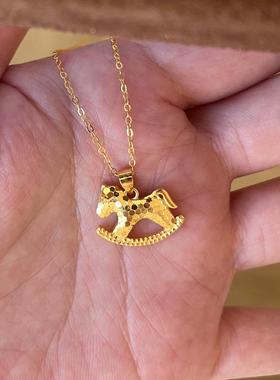 金色小马碎冰冰钱币吊坠项链新款轻奢高级感颈链本命年礼物送女友