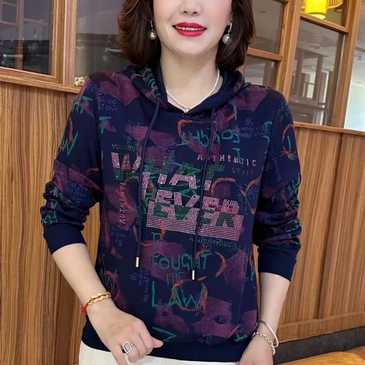 秋冬洋气连帽休闲上衣新款中老年妈妈宽松遮肚卫衣大码长袖T恤女