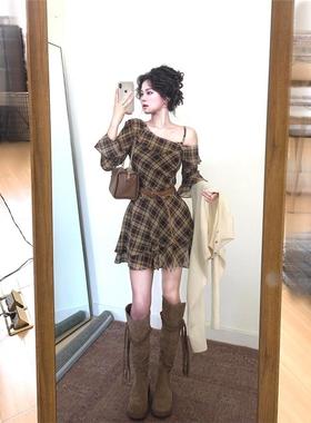 法式覆古荷叶边格子连衣裙女设计感不规则收腰气质露肩短裙子秋季