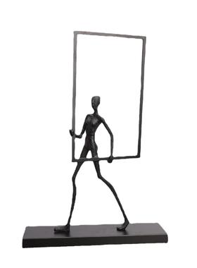 现代简约创意扛框人摆件样板房电视柜办公桌玄关家居客厅软装饰品