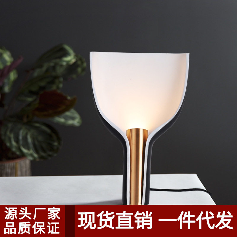 北欧简约台灯后现代设计师酒店前台个性样板房卧室床头装饰书桌灯