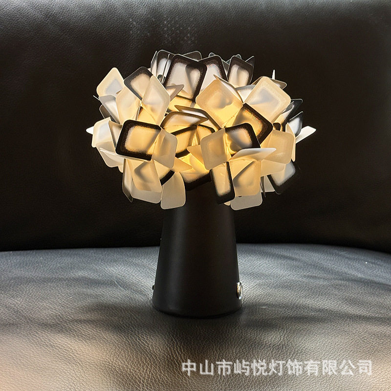 卧室床头灯意大利设计师款花朵台灯现代创意花型客厅装饰三色变光
