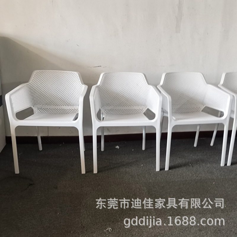 东莞现代简约加厚塑料椅子可堆叠省空间PP网椅户外阳台单人扶手椅