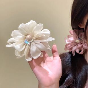 精致韩系白花珍珠发圈大朵花瓣设计出街氛围感仙女花朵头饰发饰女