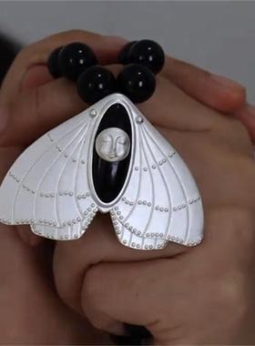 原创设计白色的蛾子吊坠人脸蛾黑色项链复古圈外羊设计小众项链