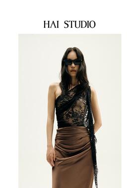 HAI STUDIO2025春夏女黑色蕾丝单肩上衣 斜肩露肩飘带背心蕾丝衫