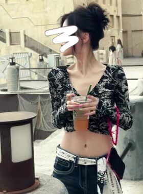 速发性感复古辣绳抽妹印V长袖T恤202夏季新款纯欲抽褶花领上衣