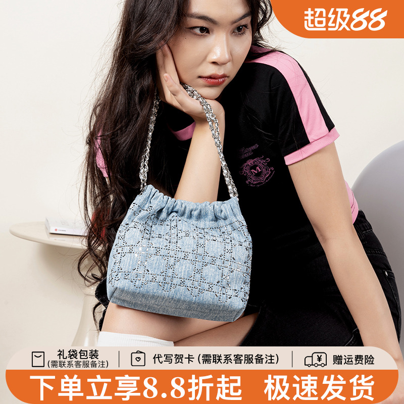 天美意褶皱链条云朵包女2025新款单肩斜挎包带钻通勤水桶包腋下包