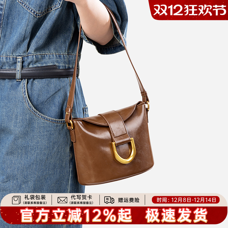 天美意真皮水桶包女腋下包