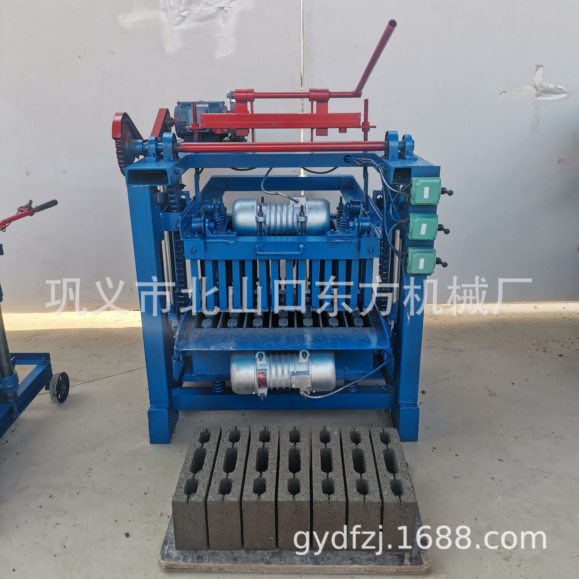 4-35制作400-100-200三孔混凝土砌块成型机原料水泥石粉沙子即可