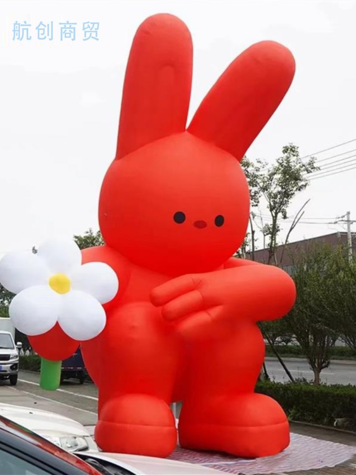动卡通充拿花的红色兔子气模可爱场创意灯光商活美陈布气置道具