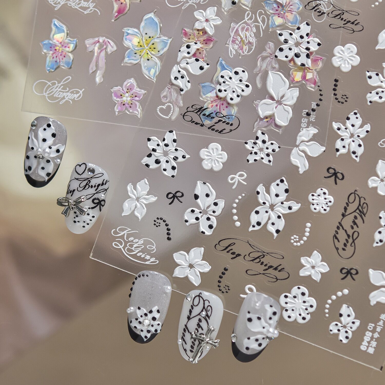 สติกเกอร์แต่งเล็บ 5D ลายดอกลิลลี่ ลายจุดขาวดำ ดอกไม้ห้ากลีบ แวววาว แบรนด์ tomoni สติกเกอร์ตกแต่งเล็บดอกไม้ยอดฮิตในโลกออนไลน์
