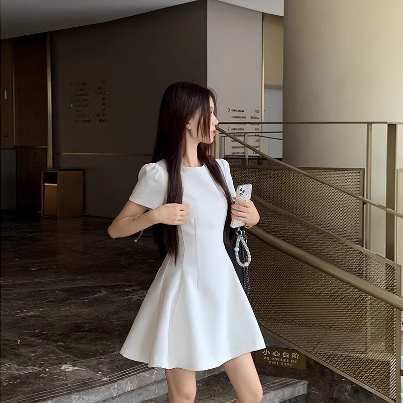 可甜可盐!白色修身高级感连衣裙