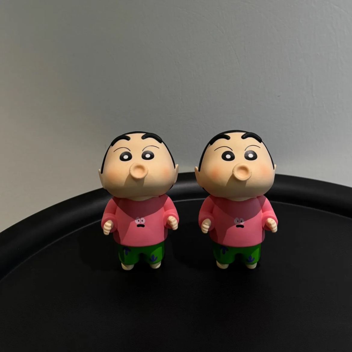 13cm嘟嘟嘴q版蜡笔小新客厅可爱摆件礼物粉色车载卡通门把手潮玩