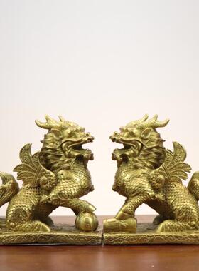 黄铜麒麟摆件八卦麒麟铜雕工艺品踩书书卷麒麟