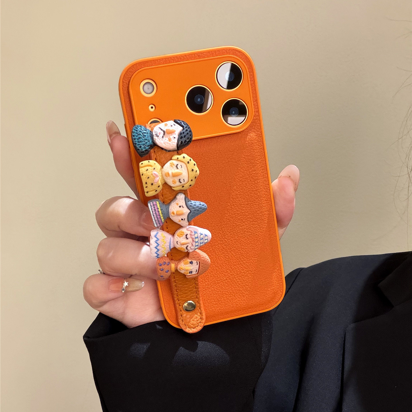 高级感秋冬橙色皮纹卡通腕带适用苹果17promax手机壳iphone16pro新款15女款14防摔13镜头全包12小众创意11潮