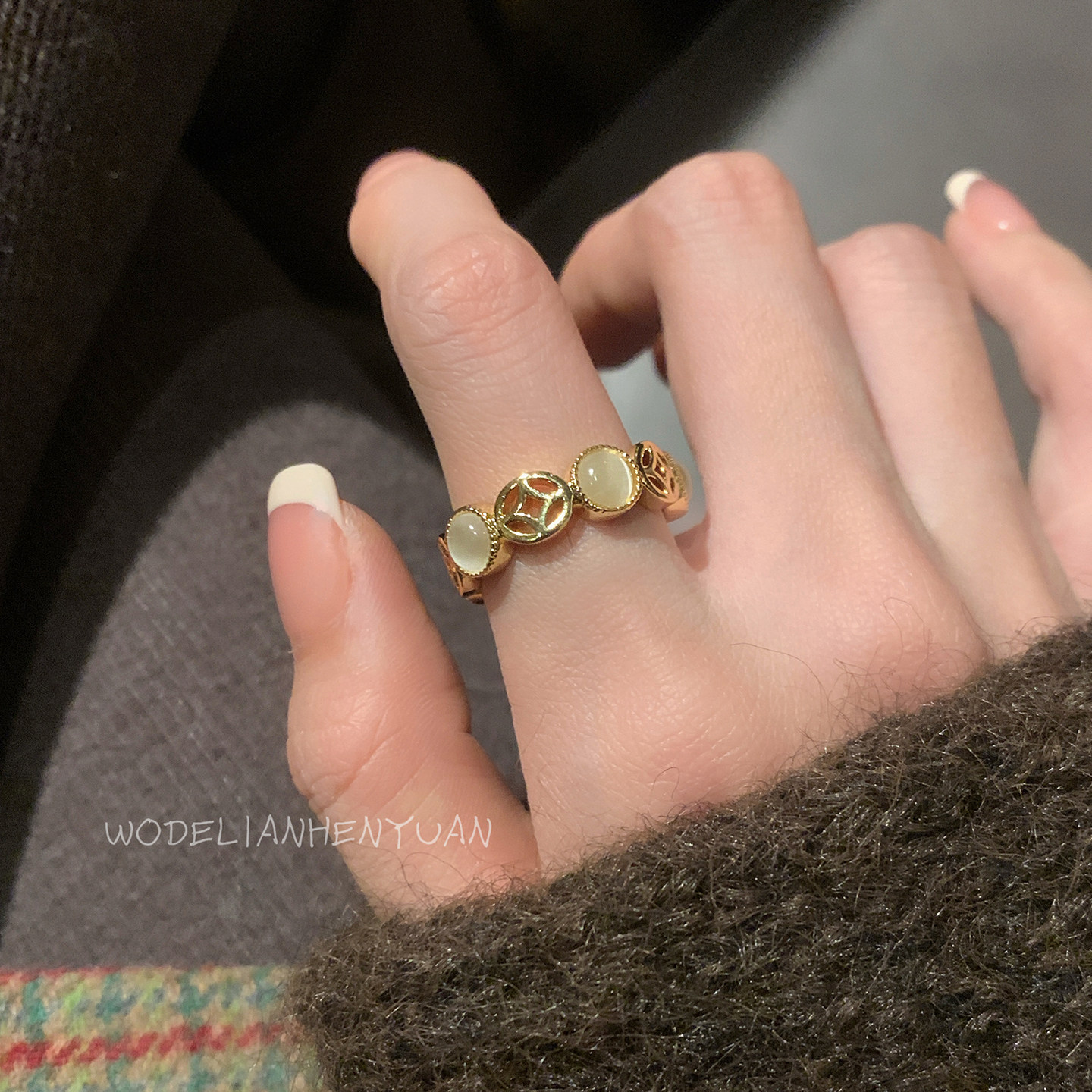 【我的脸很圆】个性金色猫眼石戒指金属风设计感钱币镂空调节戒指
