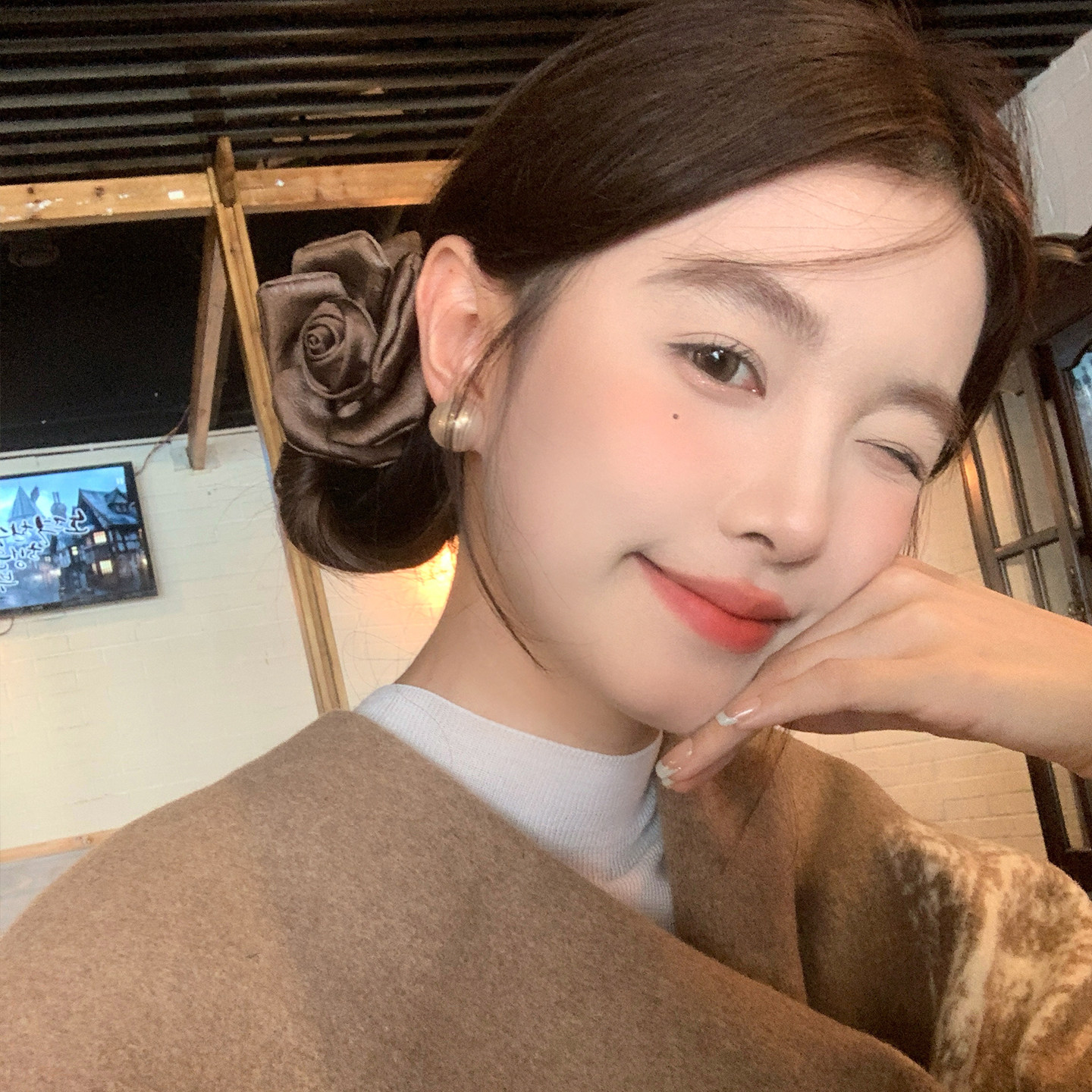 【我的脸很圆】爆款棕色花朵中号抓夹秋冬缎面设计感鲨鱼夹发饰