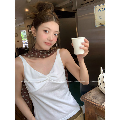 牙套大汪 【纸张女孩】同Vr*o高智心机绿茶扭结吊带背心！码住