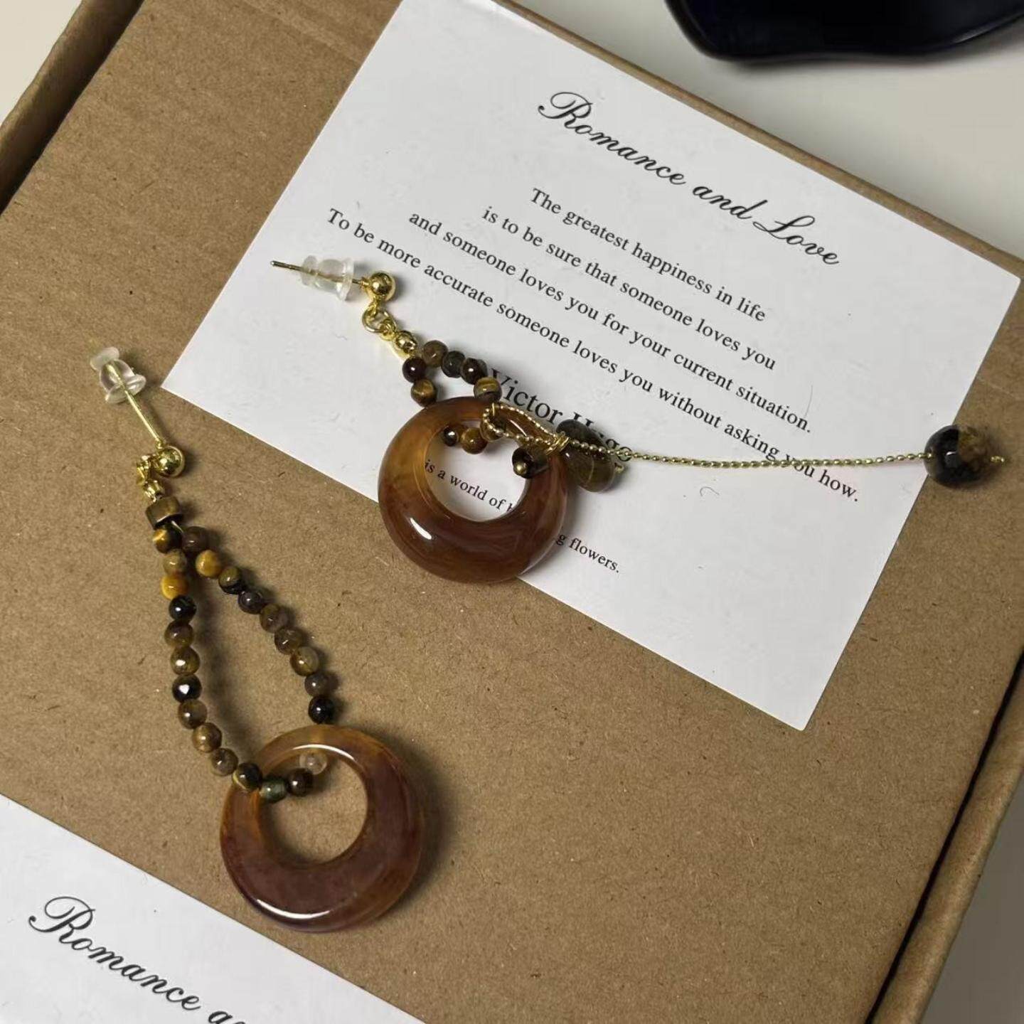 复古不对称串珠树脂吊坠耳环轻奢高级感优雅淑女气质小众耳饰女