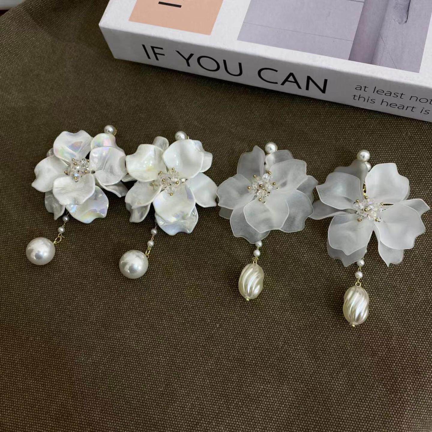 夸张珍珠白色花朵耳环高级感轻奢百搭小众设计感耳坠婚纱新娘耳饰