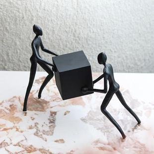 现代创意抽象人物搬运雕塑摆件样板间售楼处家居软装 饰客厅艺术品