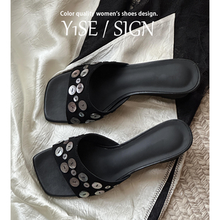 贝壳扣黑色露趾拖鞋女洋气时髦外穿2026新款方头辣妹高跟一字凉拖