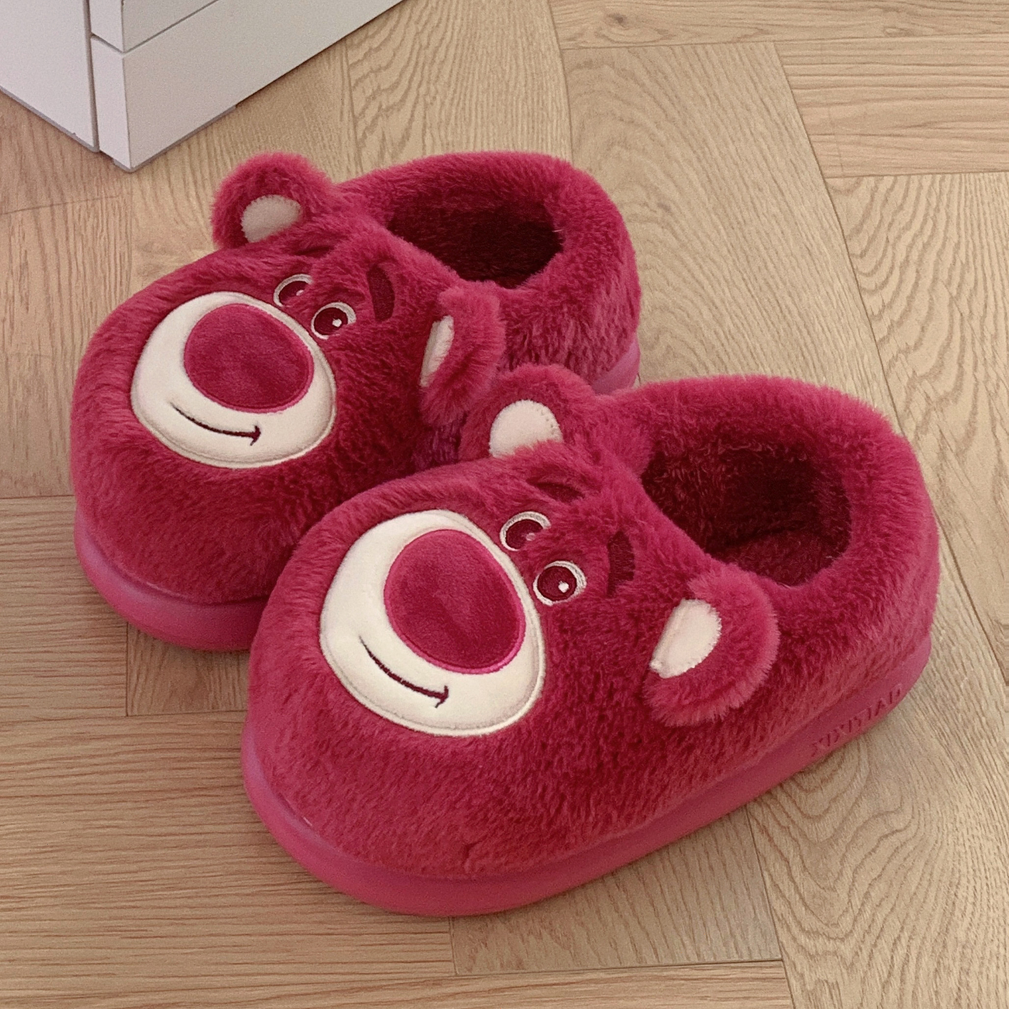 细细条居家保暖趣味草莓熊棉拖鞋