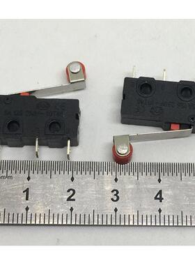 优质小型微动开关KW12行程开关微型开关kw11-3带红色滚轮3脚