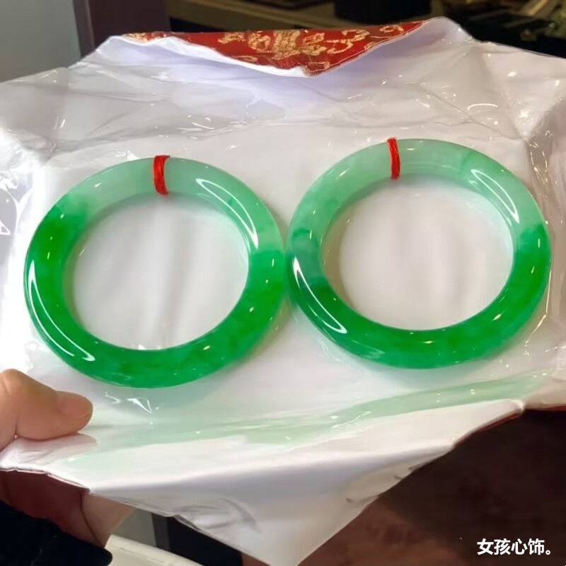 日本品质高冰种阳绿翡翠手镯缅甸天然白底青a货飘花圆条翡翠玉手