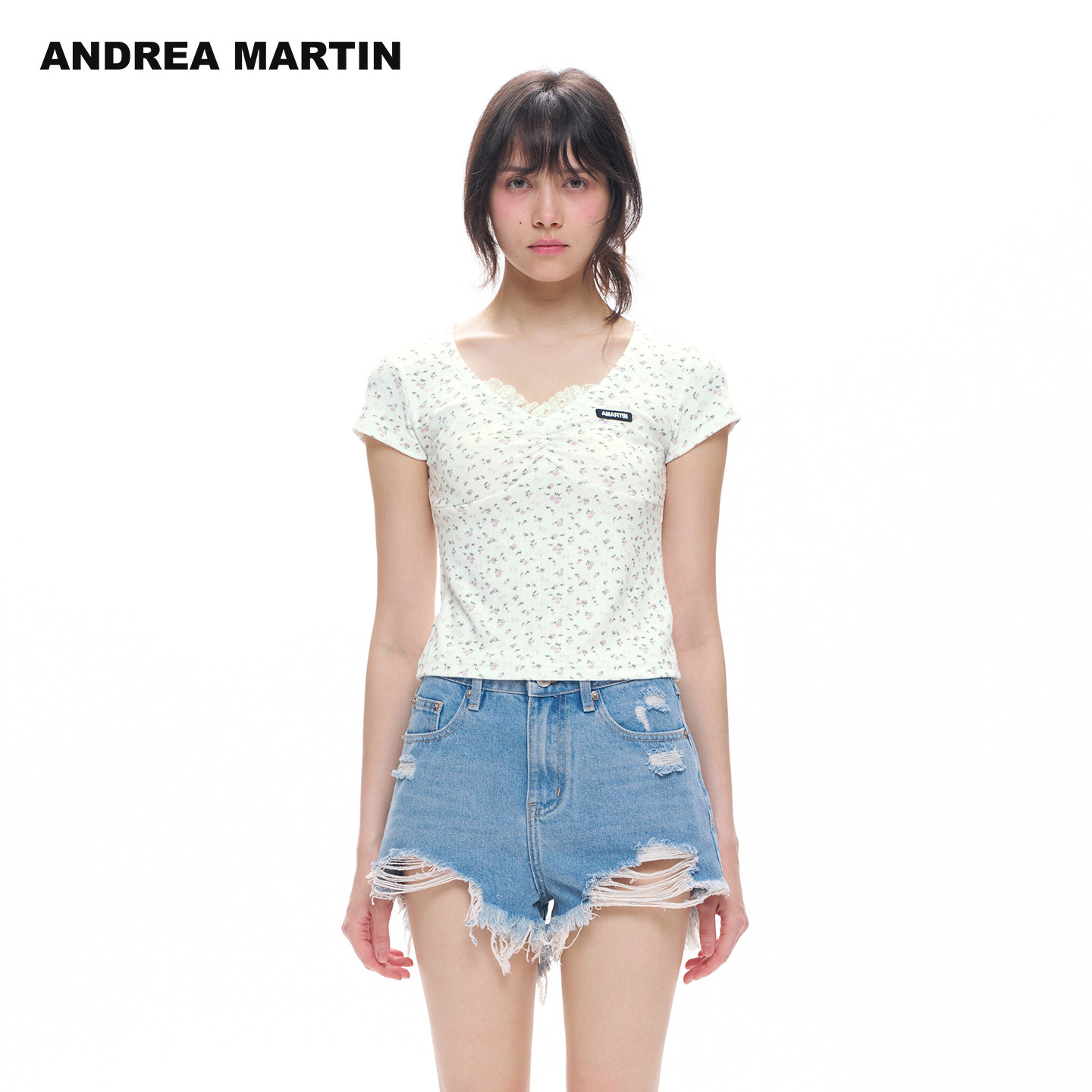 ANDREA MARTIN2026夏季新款温柔风蕾丝V领碎花白色女修身短袖T恤 - 实物图