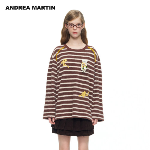 ANDREA MARTIN2026冬新款棕色条纹小羊玩偶刺绣女宽松毛绒长袖T恤
