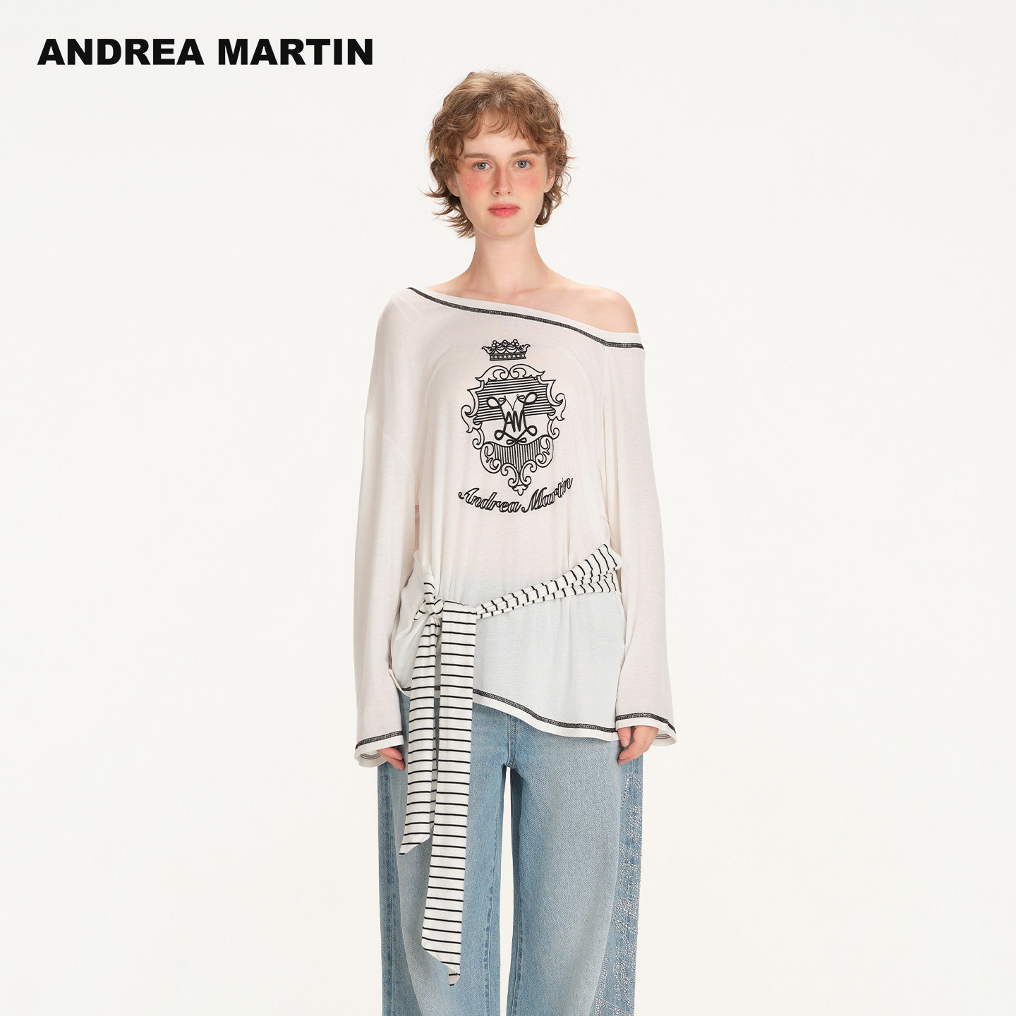 ANDREA MARTIN2026春夏新款徽章印花斜肩系带长袖轻薄女上衣T恤