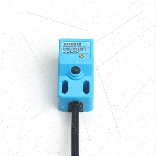 方形电容式接近开关E2K-R5MC1可检测金属非金属液体玻璃塑料液体