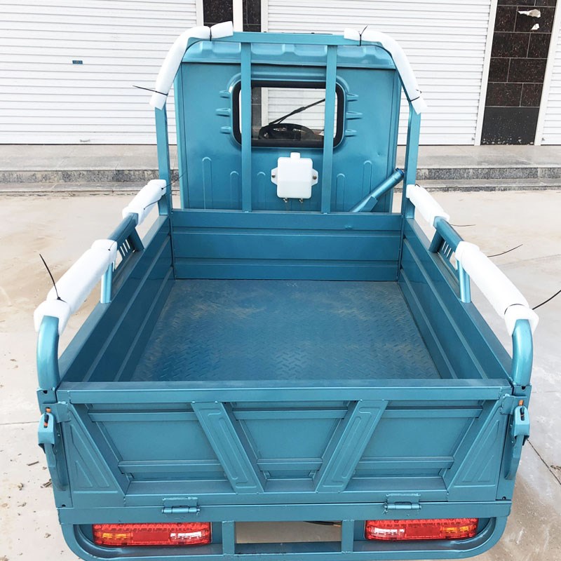 封闭式燃油三轮车双排座方向盘全棚客货两用带棚子汽油三轮摩托车