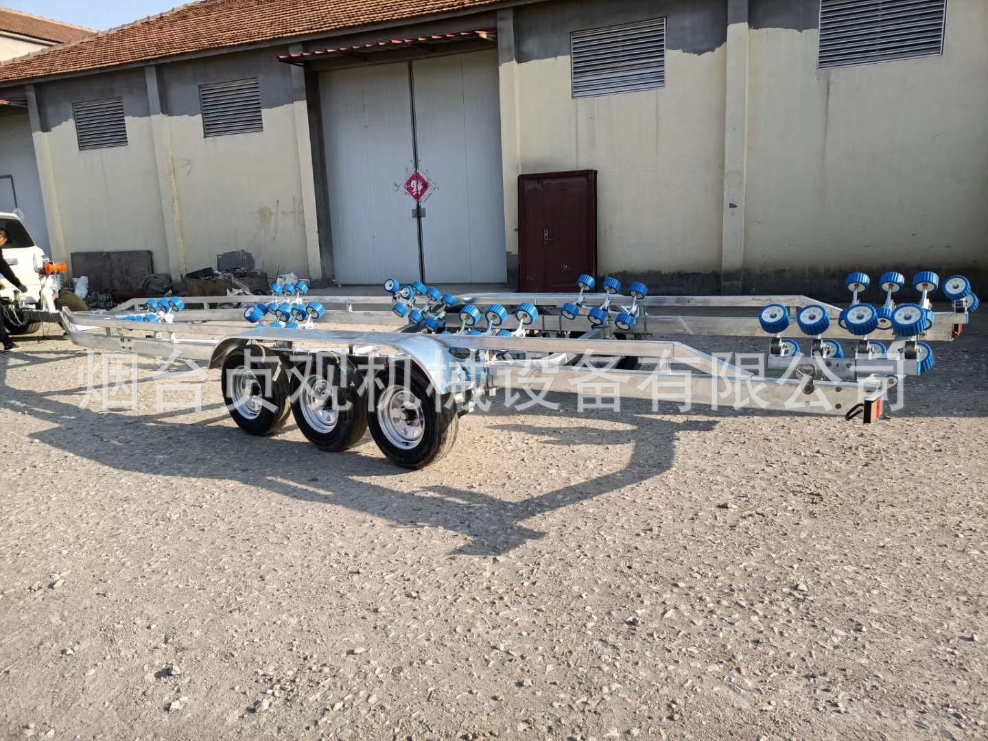 工厂按客户需求私人订制各种类型的游艇拖车