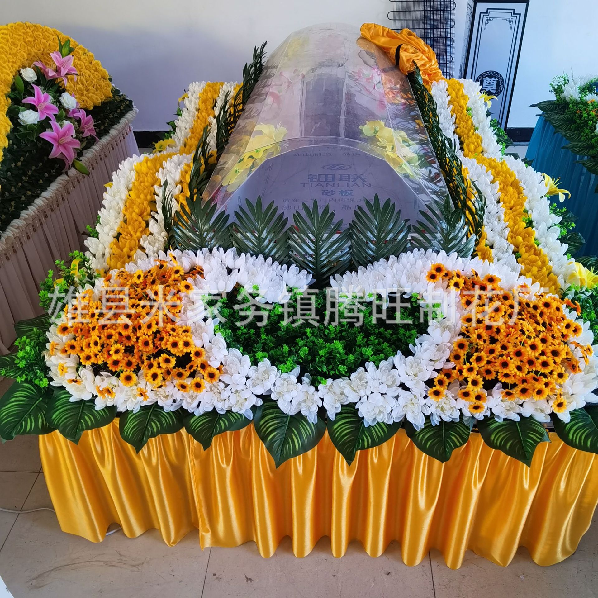 殡仪馆仿真围棺花灵堂布置白事路引灯冰棺周围摆放花殡葬厂家