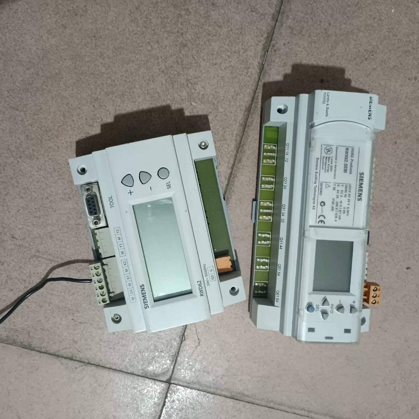 可维修西门子温控器RWX62和RWD62各一个，成色如图，通电议价