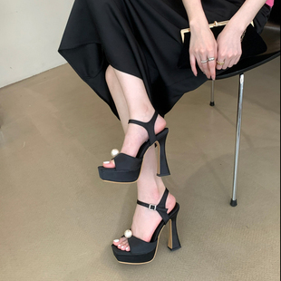 夏季新款粗跟防水台高跟鞋模特走秀后空露趾欧美恨天高珍珠凉鞋女