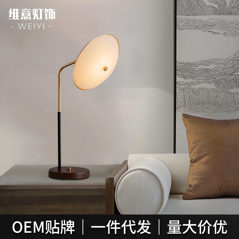 北欧简约后现代玻璃质感台灯卧室床头灯高级感装饰电镀烤漆台灯