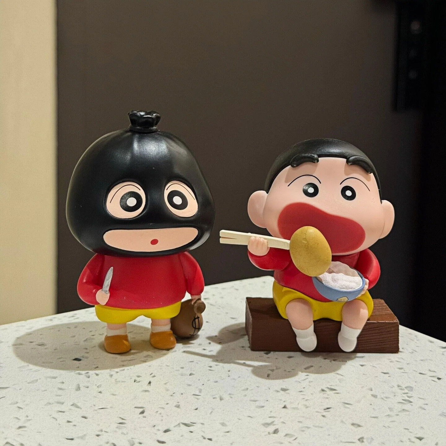 持枪打劫蜡笔小新桌面摆件！