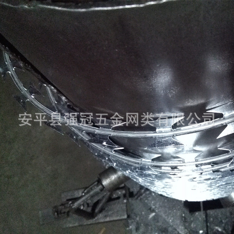 埠小区防盗墙刀片刺网 护栏搭配使用的不锈钢材质刀片刺丝