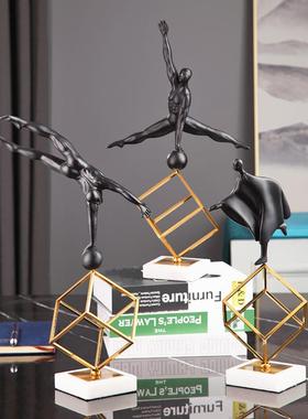 北欧艺术雕塑树脂装饰品摆件高级感书房金属办公桌人物装饰工艺品