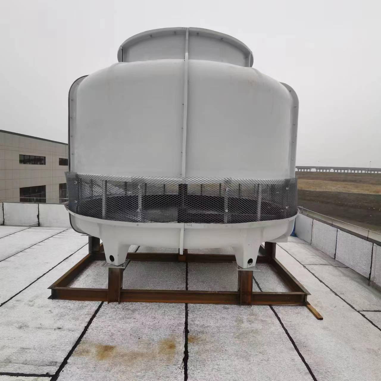 冷水机配套200T圆形逆流玻璃钢冷却水塔户外防水电机铝合金风机