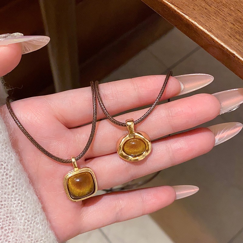 秋冬款虎眼石爆款项链轻奢小众简约设计感皮绳抽拉式毛衣卫衣链女