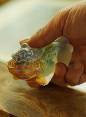 龙年吉祥物琉璃貔貅手把件聚财招财风水客厅茶桌U茶宠工艺品摆件