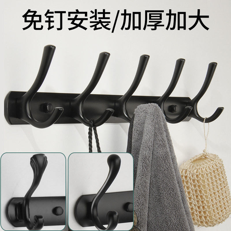 玄关入户黑色整排挂衣钩