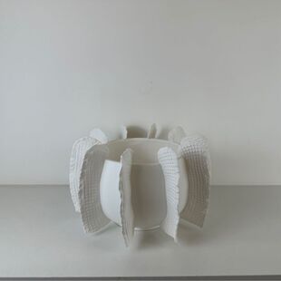 现代极简设计感特色小众哑光白色手工花瓣波浪边陶瓷花瓶装饰摆件